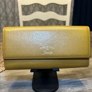 122. Gucci Yellow Leather Flora Continental wallet with COA